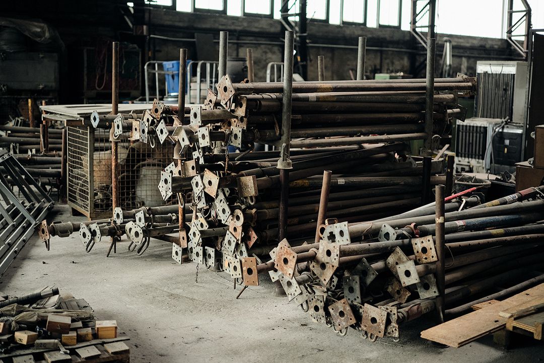 Gelagerte Gerüstteile und Metallmaterial in einer Lagerhalle