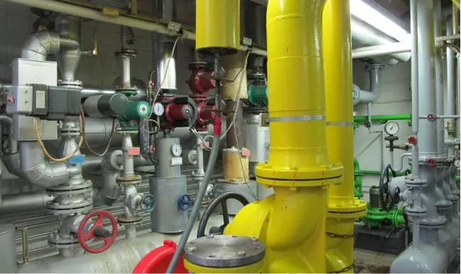 Industriehalle mit gelben Rohren und Technik