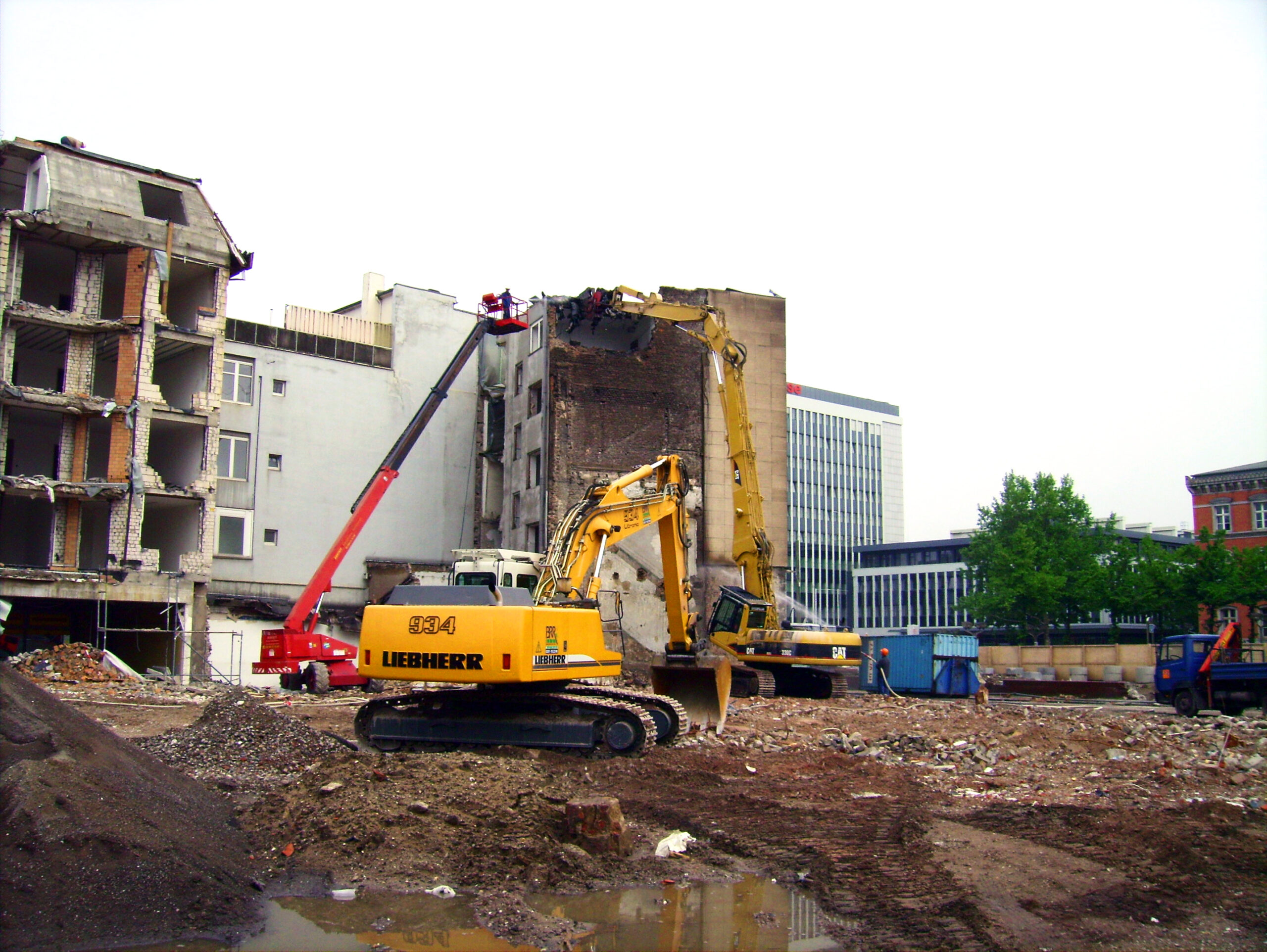 Abbruchbagger bei Abrissarbeiten an einem mehrstöckigen Gebäude in der Stadt