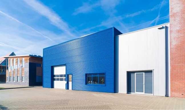 Moderne blau-weiße Gewerbehalle von außen