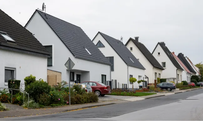 Wohnstraße mit mehreren Einfamilienhäusern
